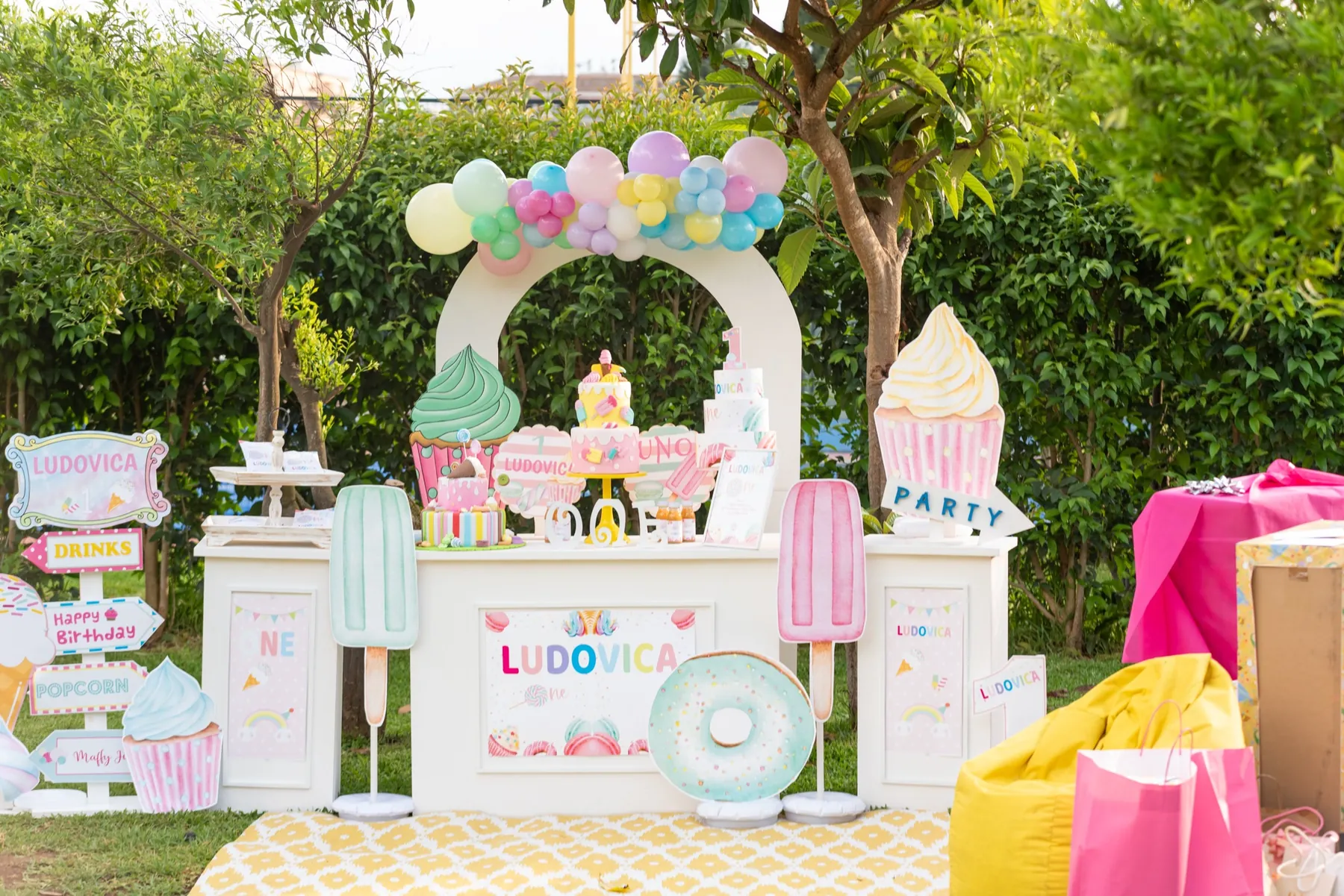 Allestimento di compleanno con palloncini e dolci, nella zona feste del circolo