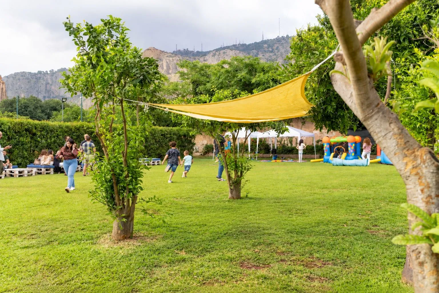 Festa privata nella zona verde del Mediterraneo Tennis Club