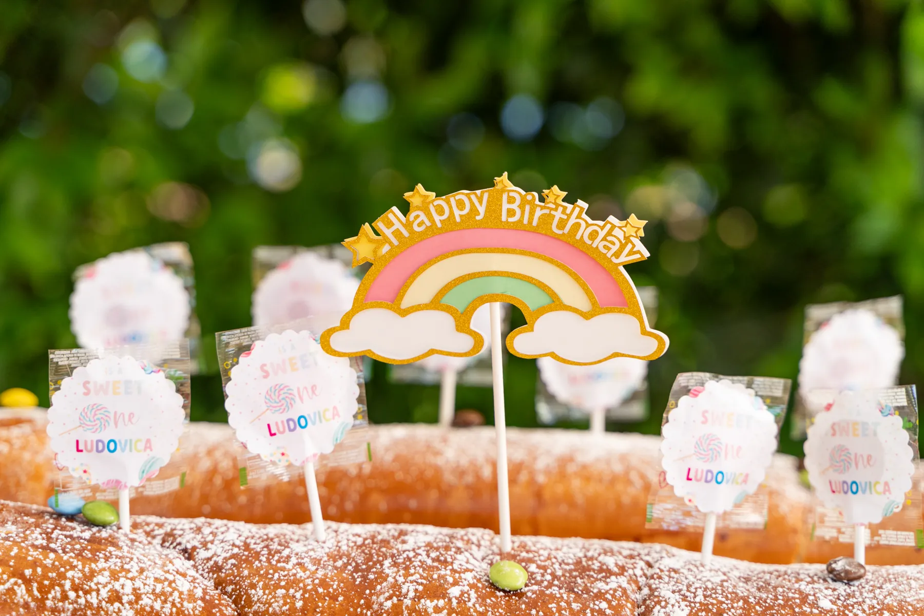 Torta di compleanno con topper arcobaleno Happy Birthday e lecca-lecca personalizzati